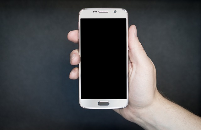 telefon v ruce.jpg