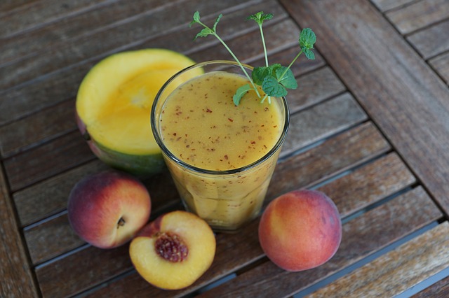 smoothie z manga, jablek a pomerančů